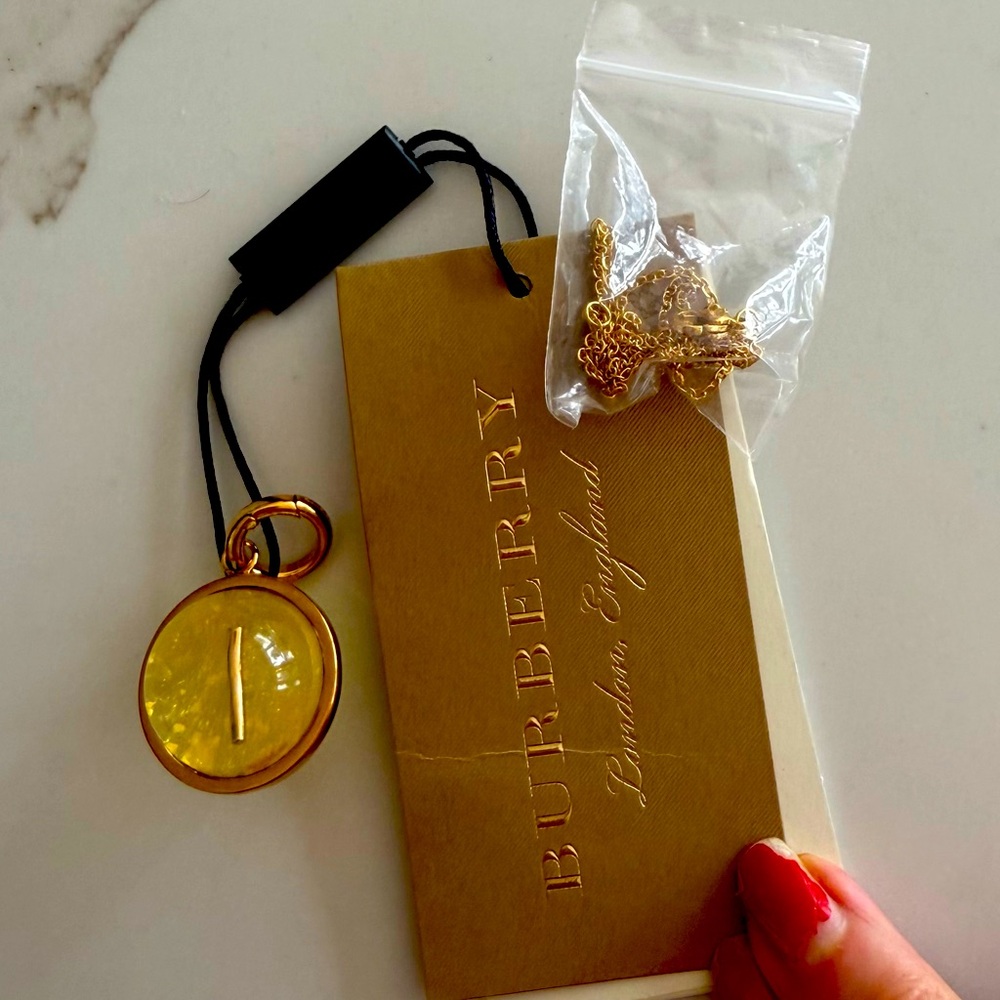 Burberry new with tags, 2 inch marble letter I charm with unbranded‎ chain